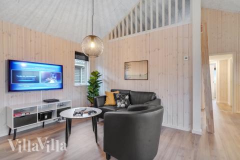 Der er mulighed for hygge i sommerhusets sofaarrangement, når I besøger luksushus nr. 545