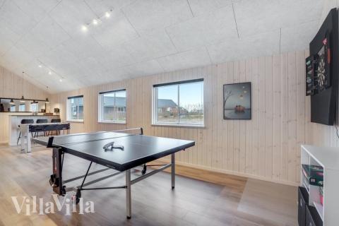 Luksushus 545 til 18 personer byder på et stort aktivitetsrum med bl.a. billard og dart