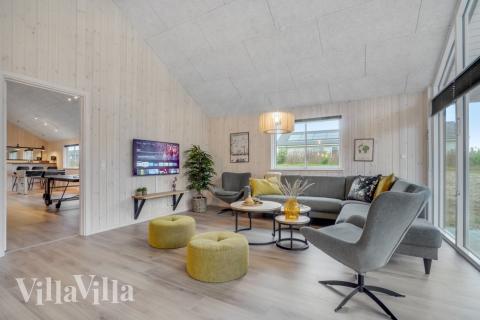 Sofaen i luksushus 545 i Limfjorden indbyder til brætspil eller at se en film sammen.