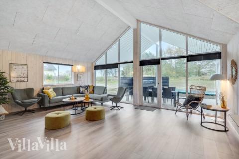 Sofahjørnet i luksushus 545 i Limfjorden.