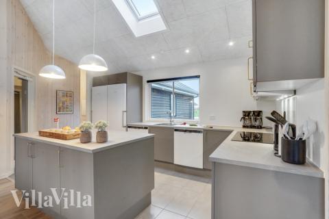 Køkkenet i luksushus nr. 545 er udstyrret, så I let kan lave mad til 18 personer.