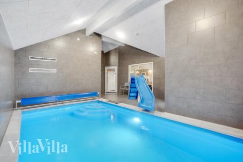 Sommerhus 545 er indrettet med en lækker poolafdeling med vandrutsjebane, dejlig stor indbygget spabad og sauna