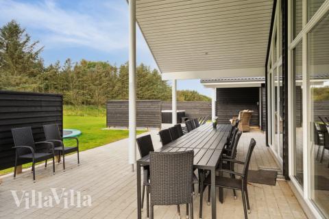 Nyd en grillaften på terrassen i luksushus nr. 545 i Limfjorden
