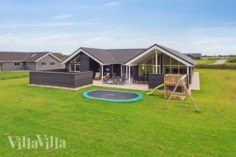 Dette skønne poolhus nr. 545 med plads til 18 personer ligger i Limfjorden