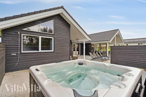 Nyd varmen i spaen i luksushus nr. 545 i Limfjorden