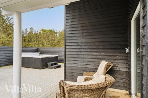 På terrassen i sommerhus nr. 545 er der plads til 18 personer.