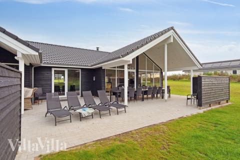 Luksushus nr. 545 har en dejlig terrasse med gode havemøbler til 18 personer.
