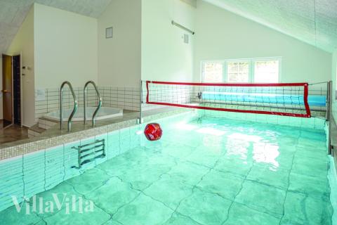 Sommerhus 570 er indrettet med en lækker poolafdeling med vandrutsjebane, dejlig stor indbygget spabad og sauna