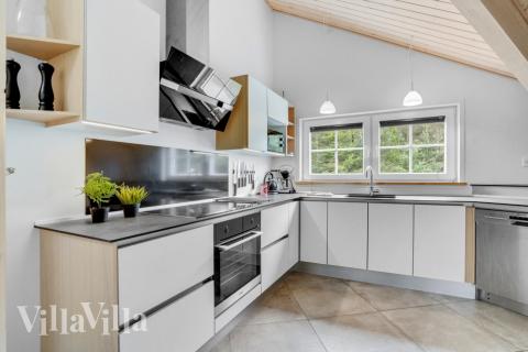 Køkkenet i luksushus nr. 570 er udstyrret, så I let kan lave mad til 14 personer.