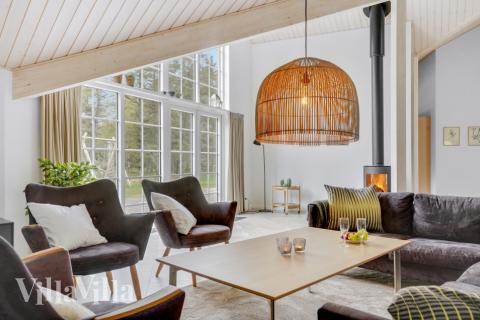 Sofaen i luksushus 570 i Vestjylland indbyder til brætspil eller at se en film sammen.