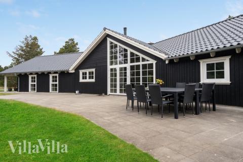 Dette skønne poolhus nr. 570 med plads til 14 personer ligger i Vestjylland