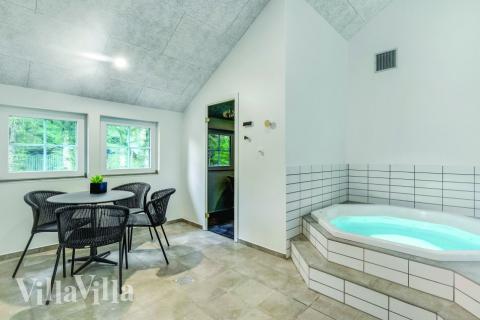 Den lækre pool i luksushuse nr. 570 til 14 personer