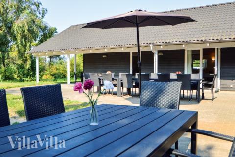 Nyd en grillaften på terrassen i luksushus nr. 571 i Sydjylland