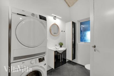 Der er bad med brus i luksushus nr. 571 til 22 personer.