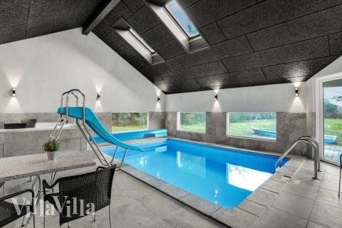 Den lækre pool i luksushuse nr. 571 til 22 personer