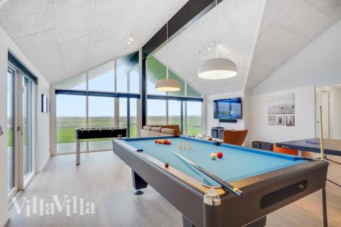 Aktivitetsrum i luksushus nr. 551 med 9 soveværelser og plads til 24 personer.