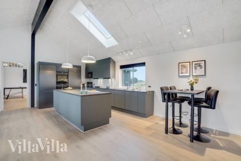 I luksushusets køkken findes alt, hvad I skal bruge til at lave mad til 24 personer. 