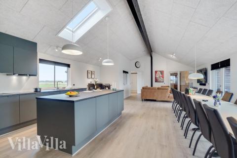 Køkkenet i luksushus nr. 551 er udstyrret, så I let kan lave mad til 24 personer.