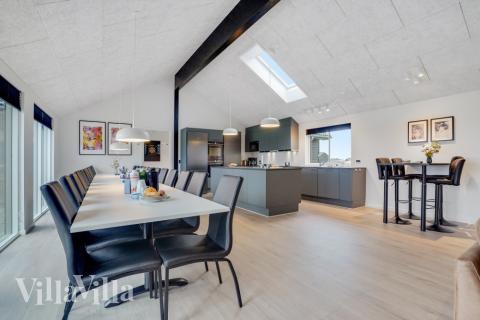 Det store lyse opholdrum i luksushus nr. 551 til 24.