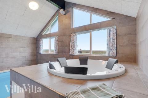 Nyd varmen i spaen i luksushus nr. 551 i Vestjylland