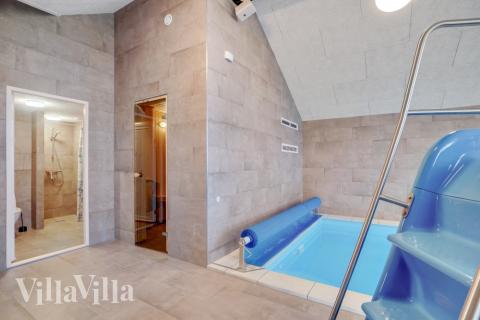 Sommerhus 551 er indrettet med en lækker poolafdeling med vandrutsjebane, dejlig stor indbygget spabad og sauna