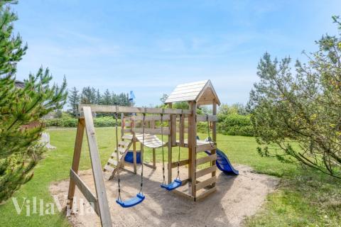 I det attraktive aktivitesrum i luksushus nr. 572 i Vestjylland  er der masser af udendørs aktiviteter, f.eks. legetårn og gynge