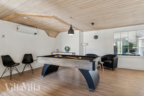Ud over de mange timer, man kan bruge i husets pool-afdeling, så byder luksushus 572 også på billard/bordtennis og dart