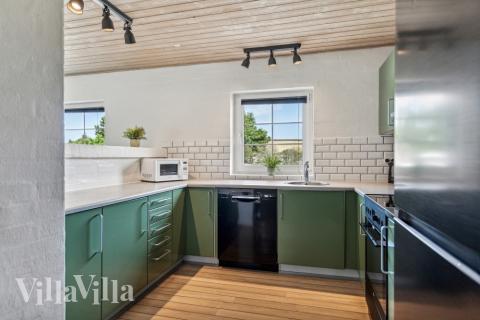 Køkkenet i luksushus nr. 572 er udstyrret, så I let kan lave mad til 12 personer.