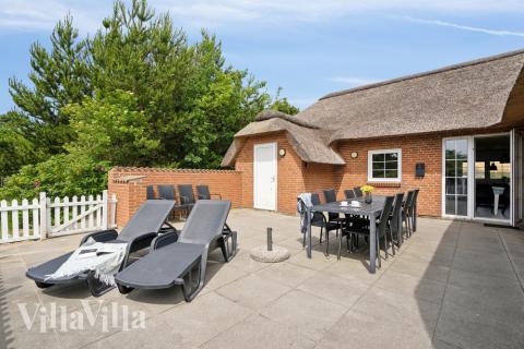 Nyd en grillaften på terrassen i luksushus nr. 572 i Vestjylland