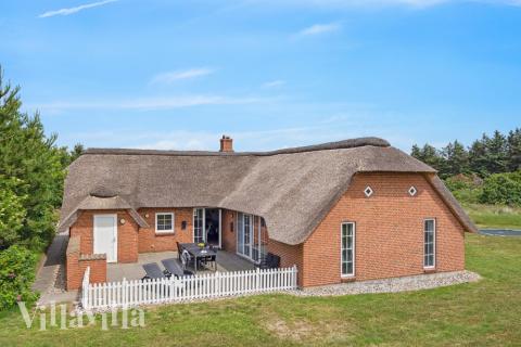 Dette skønne poolhus nr. 572 med plads til 12 personer ligger i Vestjylland