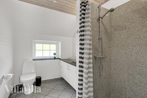 Der er bad med brus i luksushus nr. 573 til 14 personer.