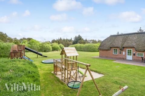 Ud over de mange timer, man kan bruge i husets pool-afdeling, så byder luksushus 573 også på mange udendørs aktiviteter