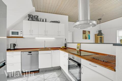 Køkkenet i luksushus nr. 573 er udstyrret, så I let kan lave mad til 14 personer.