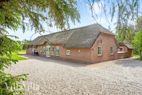 I det attraktive aktivitesrum i luksushus nr. 573 i Vestjylland  er der masser af udendørs aktiviteter, f.eks. legetårn og gynge