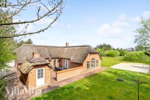 Dette skønne poolhus nr. 573 med plads til 14 personer ligger i Vestjylland