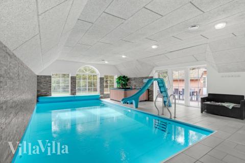 Sommerhus 573 er indrettet med en lækker poolafdeling med vandrutsjebane, dejlig stor indbygget spabad og sauna