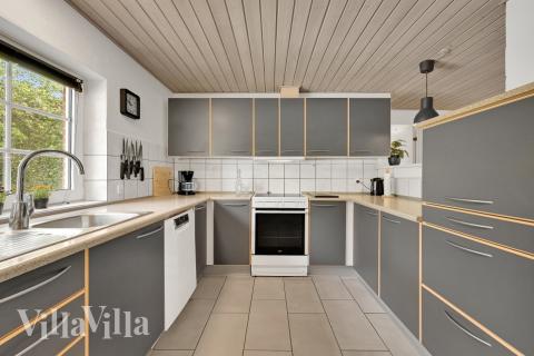 Køkkenet i luksushus nr. 574 er udstyrret, så I let kan lave mad til 12 personer.