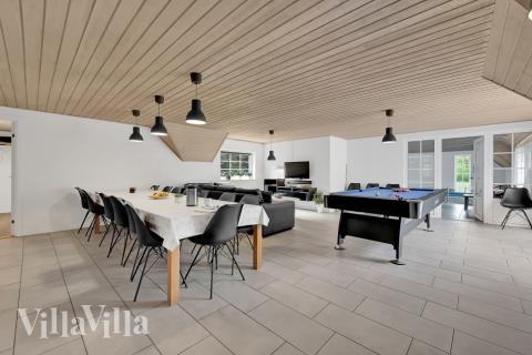 I kan sagtens side 12 personer sammen i sommerhusets opholdsrum, når I besøger luksushus 574 i Vestjylland.