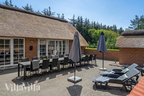 Luksushus nr. 574 har en dejlig terrasse med gode havemøbler til 12 personer.