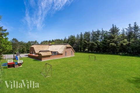 Dette skønne poolhus nr. 574 med plads til 12 personer ligger i Vestjylland