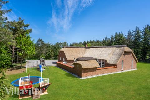 Ud over de mange timer, man kan bruge i husets pool-afdeling, så byder luksushus 574 også på mange udendørs aktiviteter