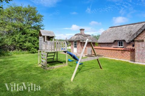 I det attraktive aktivitesrum i luksushus nr. 575 i Vestjylland  er der masser af udendørs aktiviteter, f.eks. legetårn og gynge