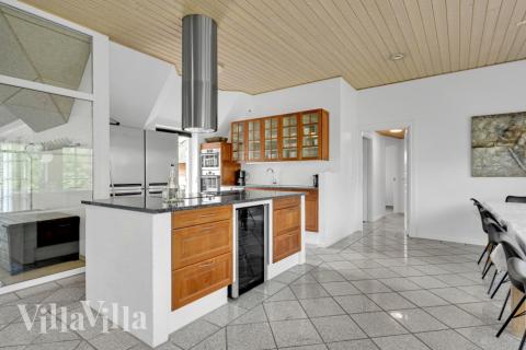 Køkkenet i luksushus nr. 575 er udstyrret, så I let kan lave mad til 14 personer.