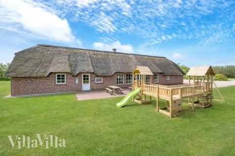 Flot sommerhus nr. 575 med god plads til op til 14 personer