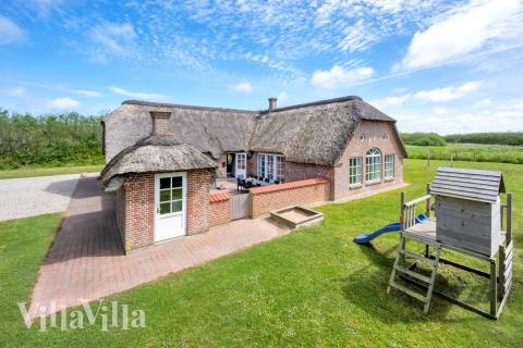 Dette skønne poolhus nr. 575 med plads til 14 personer ligger i Vestjylland