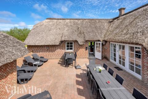 Luksushus nr. 575 har en dejlig terrasse med gode havemøbler til 14 personer.