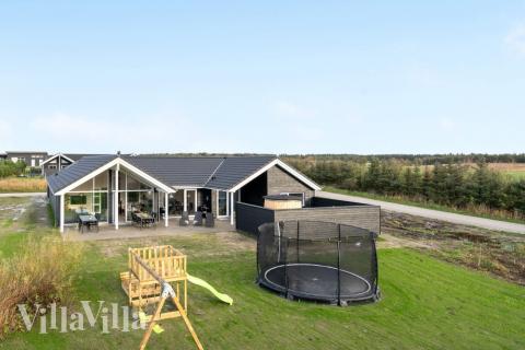 Flot sommerhus nr. 553 med god plads til op til 16 personer