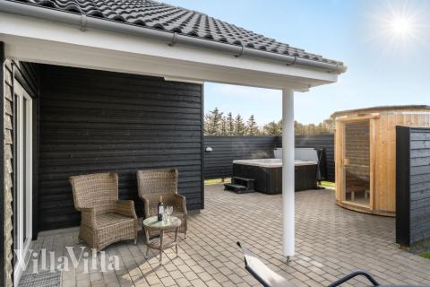 Luksushus nr. 553 har en dejlig terrasse med gode havemøbler til 16 personer.