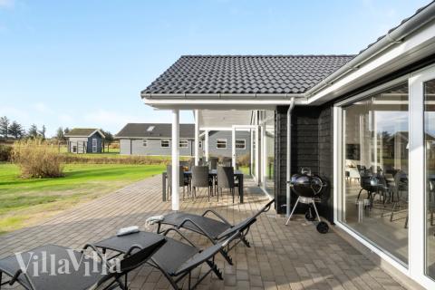 Nyd en grillaften på terrassen i luksushus nr. 553 i Nordjylland