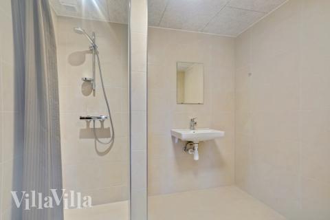 Der er bad med brus i luksushus nr. 553 til 16 personer.